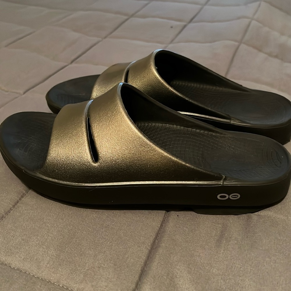 OOFOS Slides Size 9